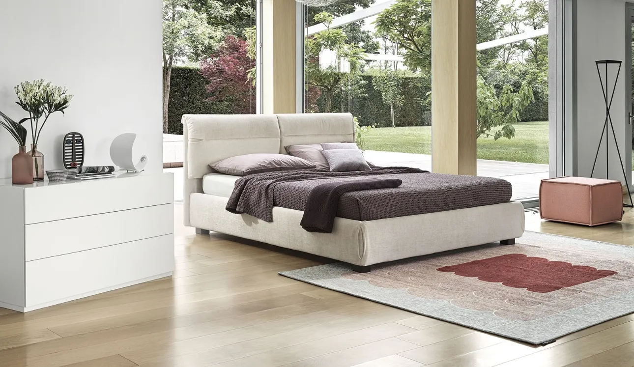 Letto in tessuto con testiera Austin di Calligaris