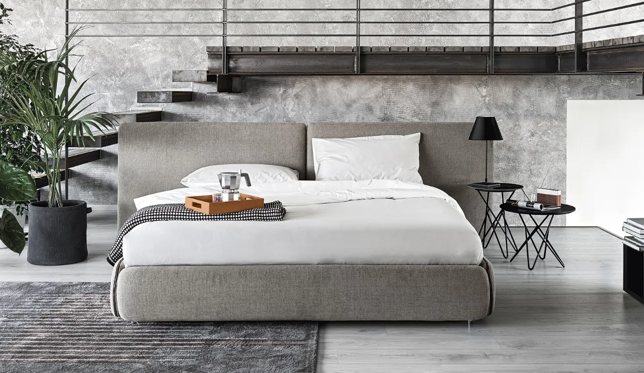 Letto in tessuto imbottito con testiera Zip di Calligaris