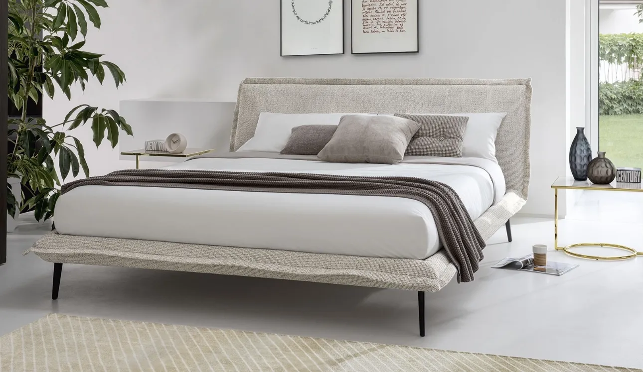 Letto in tessuto imbottito con piedini in metallo Fluff di Calligaris