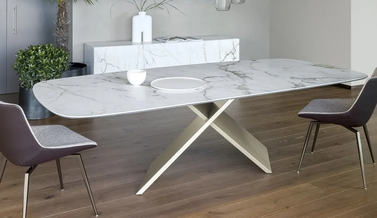 Tavolo Ax con top in ceramica di Bonaldo